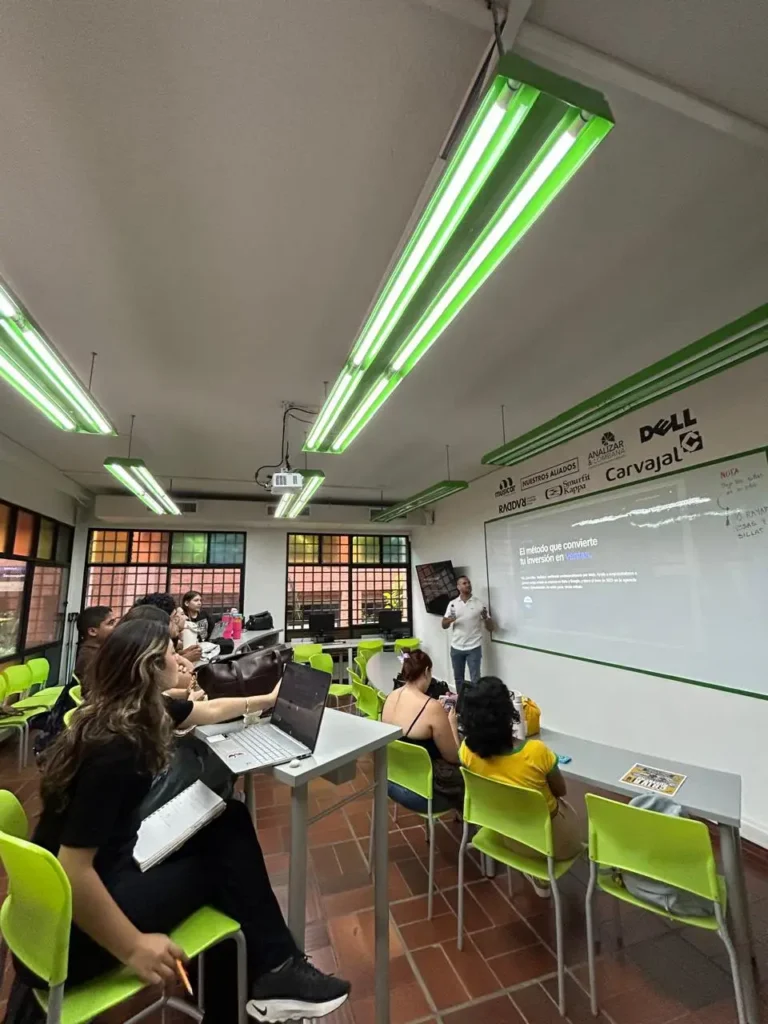 Juan Ulloa dictando una capacitación sobre su método de inversión publicitaria ante un grupo de empresarios